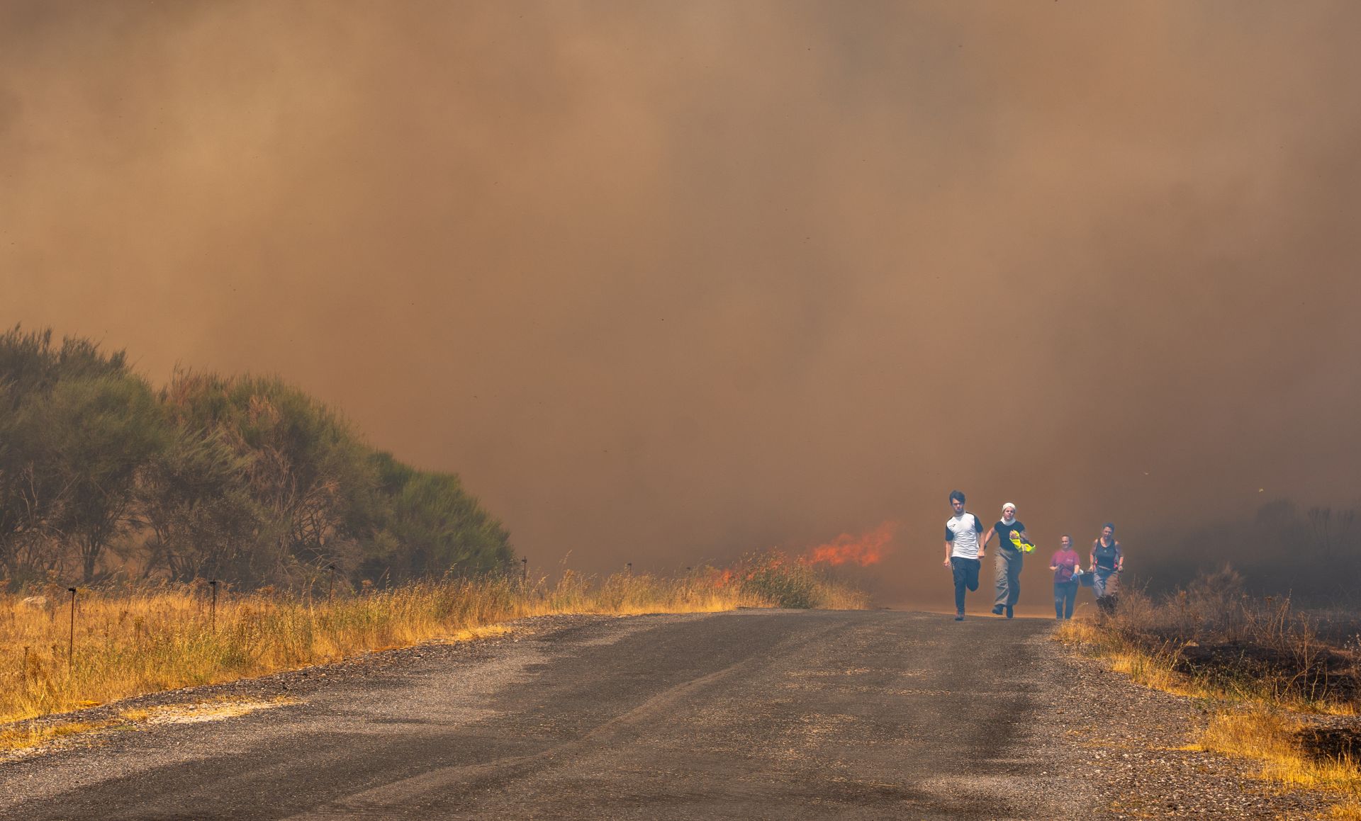 Vecinos de A Guadiña corren para intentar ayudar a unos vecinos atrapados en un incendio