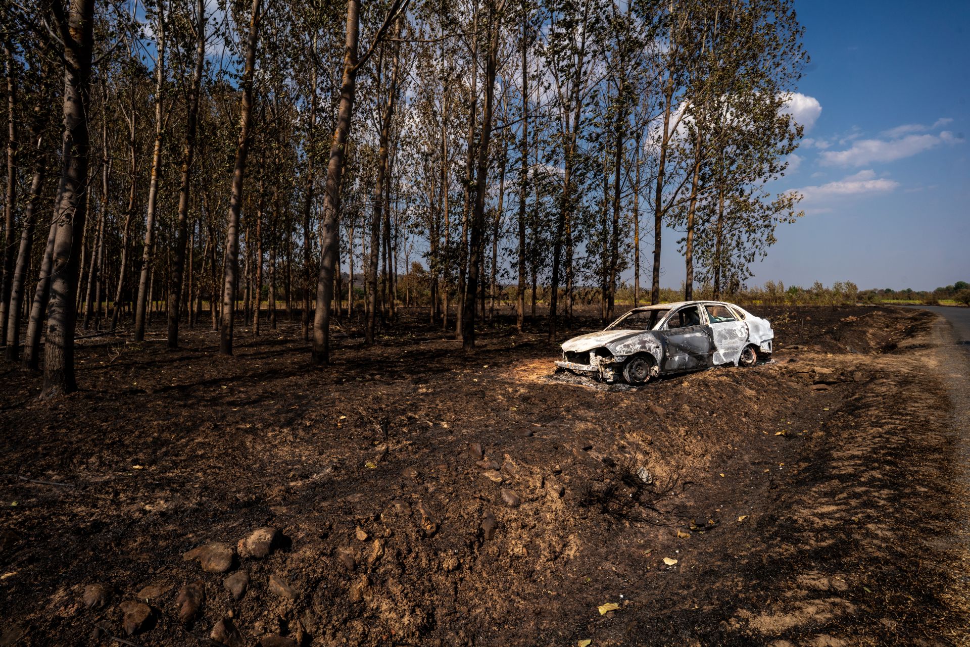 Restos de un coche arrasado por las llamas en Palacios de Jarmuz