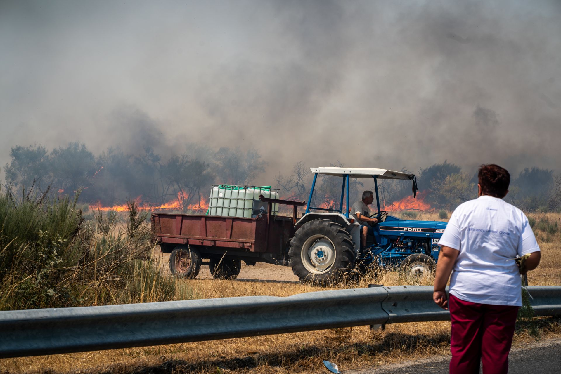 Vecinos de A Gudiña colaboran en la extinción de las llamas