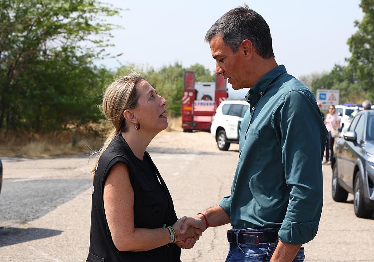 Guardiola saluda a Sánchez a la llegada del presidente al Puesto de Mando Avanzado del incendio de Jarilla (Cáceres)