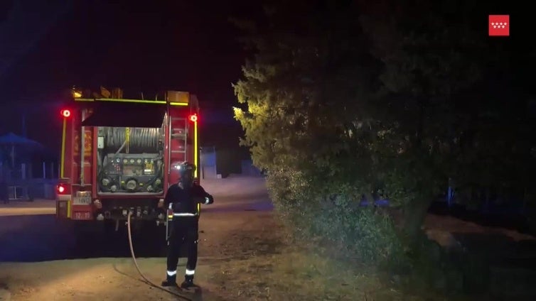 Los equipos de extinción han vigilado el incendio de Colmenar Viejo durante la noche