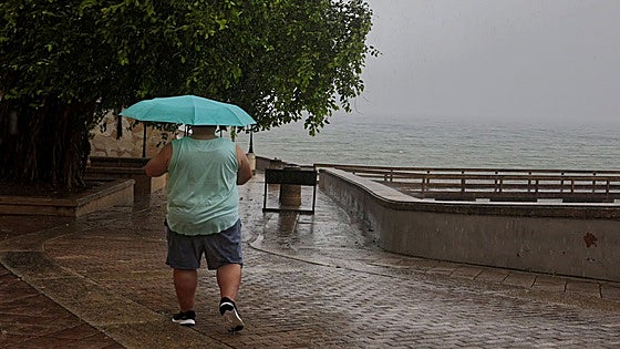 El huracán Erin se debilita pero aún amenaza la costa este de EE.UU.