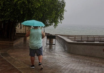 El huracán Erin se debilita pero aún amenaza la costa este de EE.UU.