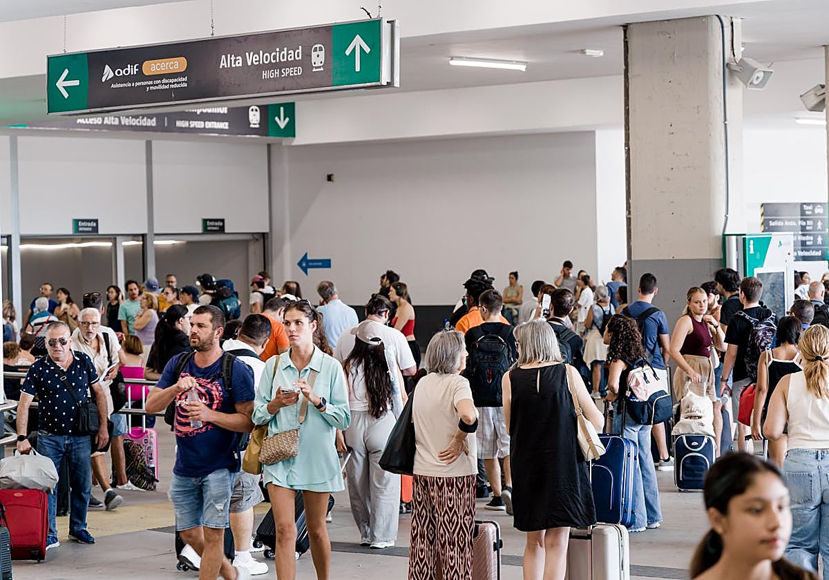 Decenas de pasajeros esperan al restablecimiento del servicio ferroviario