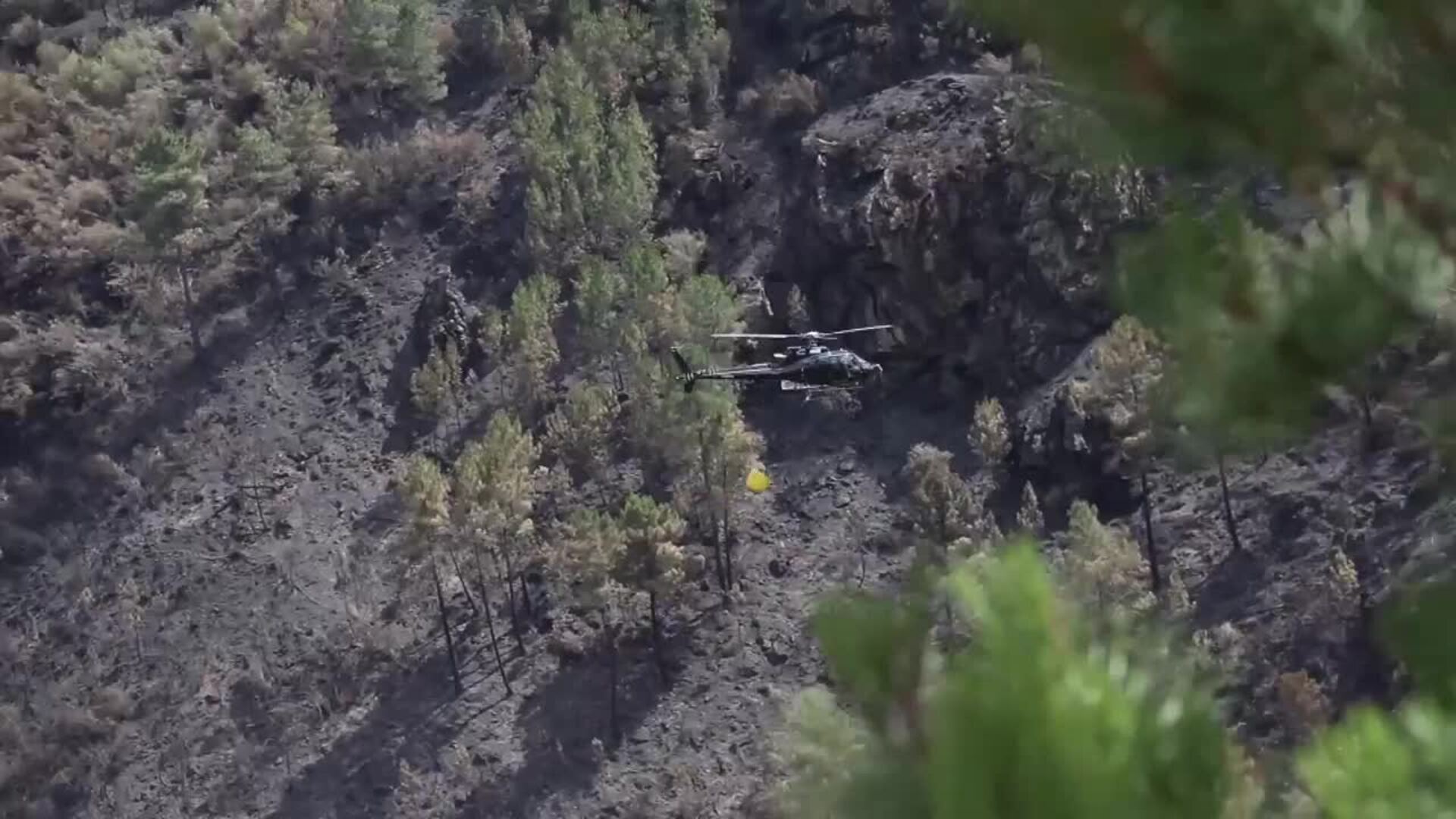 Los medios de extinción defienden O Courel, en Lugo, tras haber protegido poblaciones en riesgo