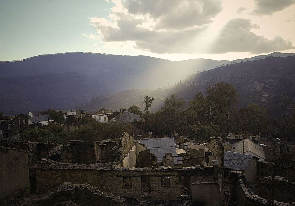 Vista aérea tras el incendio, a 20 de agosto de 2025, en San Vicente de Arriba, Ourense, Galicia