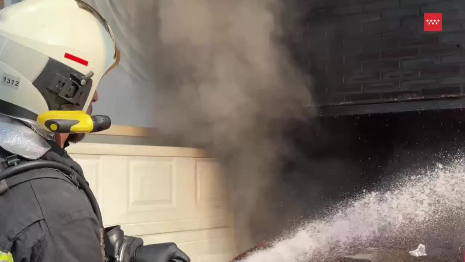Bomberos trabajan en la extinción de un incendio en un chalet en ...