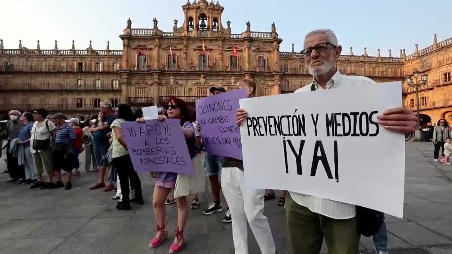 Unas 300 personas protestan en Salamanca por la gestión de los incendios