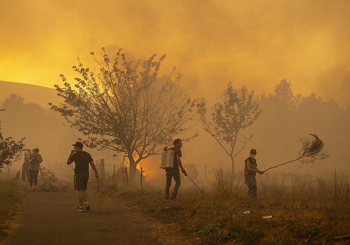 En la imagen, vecinos luchando contra el fuego en Carballeda de Avia (Ourense)