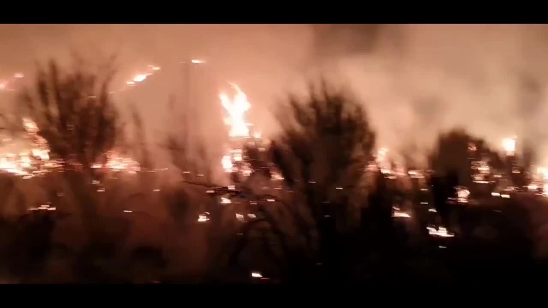 El incendio de Porto (Zamora) vuelve a saltar a León y provoca el desalojo de La Baña