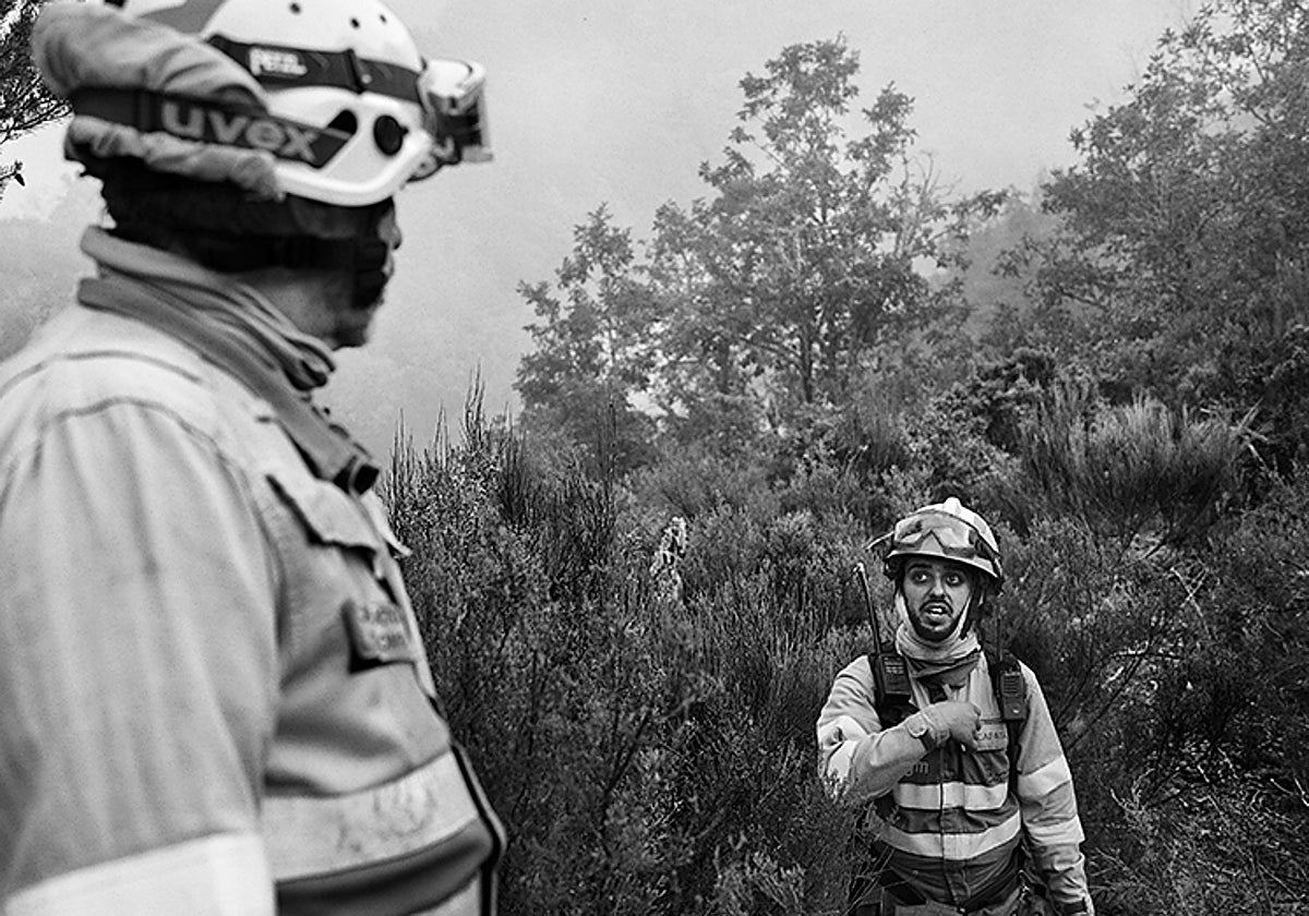 La lucha contra el fuego de Francisco, Javier y Jesús María en el valle de Fornela, en imágenes