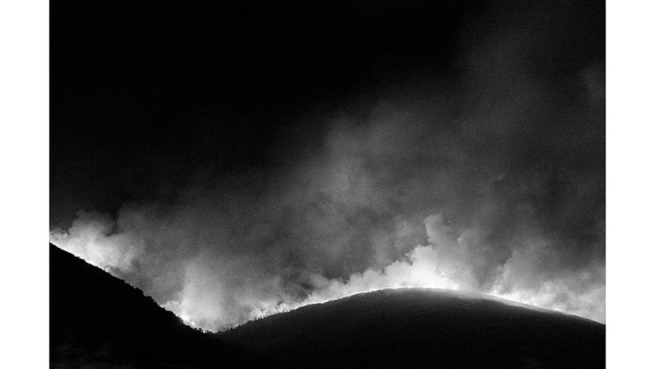 Las llamas avanzan durante la noche coronando las laderas del valle, en una visión que muestra la magnitud del incendio. El fuego llegó a extenderse por varias vertientes de montaña, amenazando con arrasar pueblos enteros y el esfuerzo de generaciones que han trabajado esta tierra.