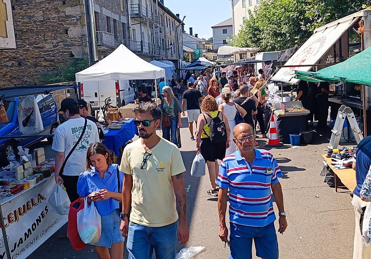 La actividad regresa al Puente de Sanabria en el lunes de mercado tras los incendios