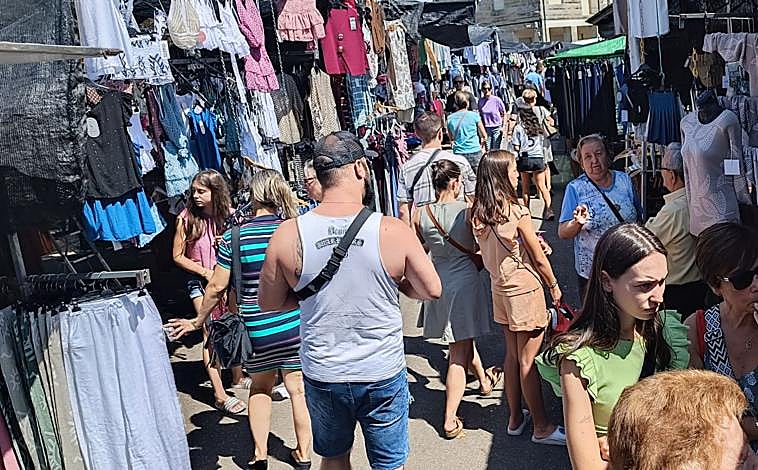 Imagen principal - Estampas del Mercado de El Puente este lunes