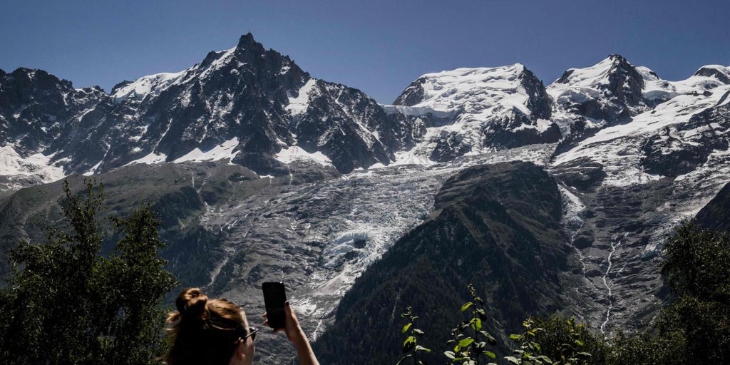 Muere un alpinista italiano tras ser golpeado por un bloque de hielo ...
