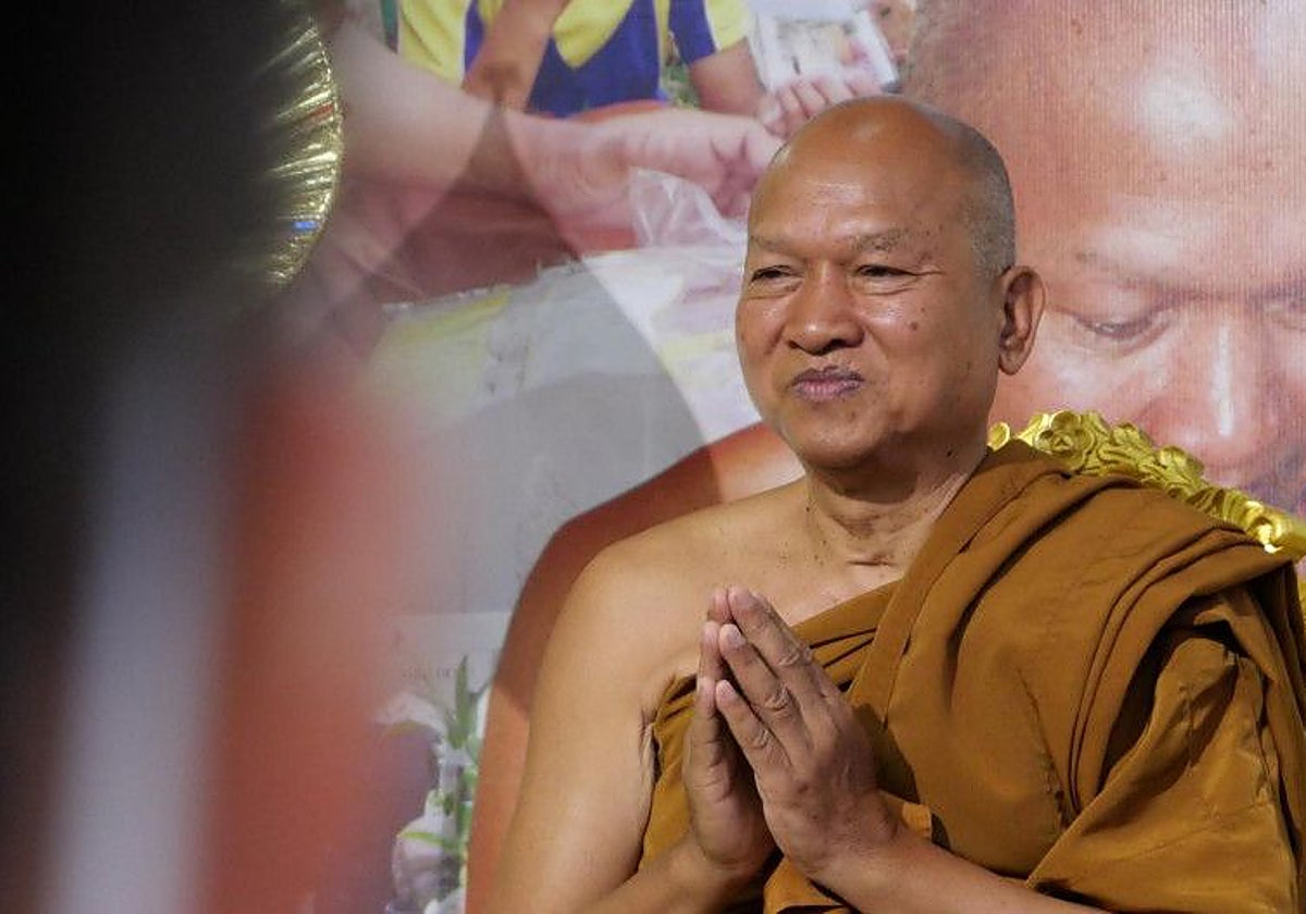 El abad del templo budista Wat Phrabatnampu,Luang Phor Alongkot