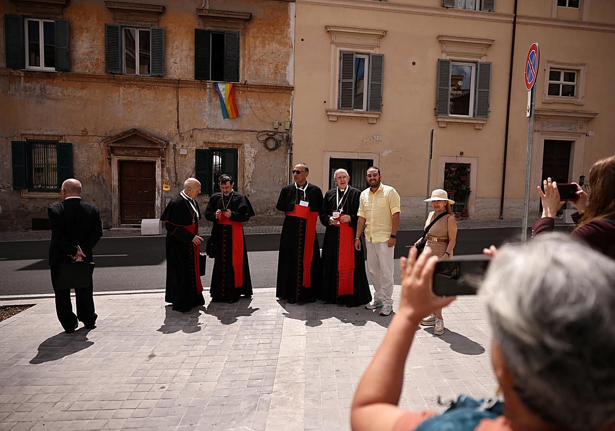 Varios turistas fotografían a los cardenales españoles en Roma antes del cónclave que elegió a León XIV