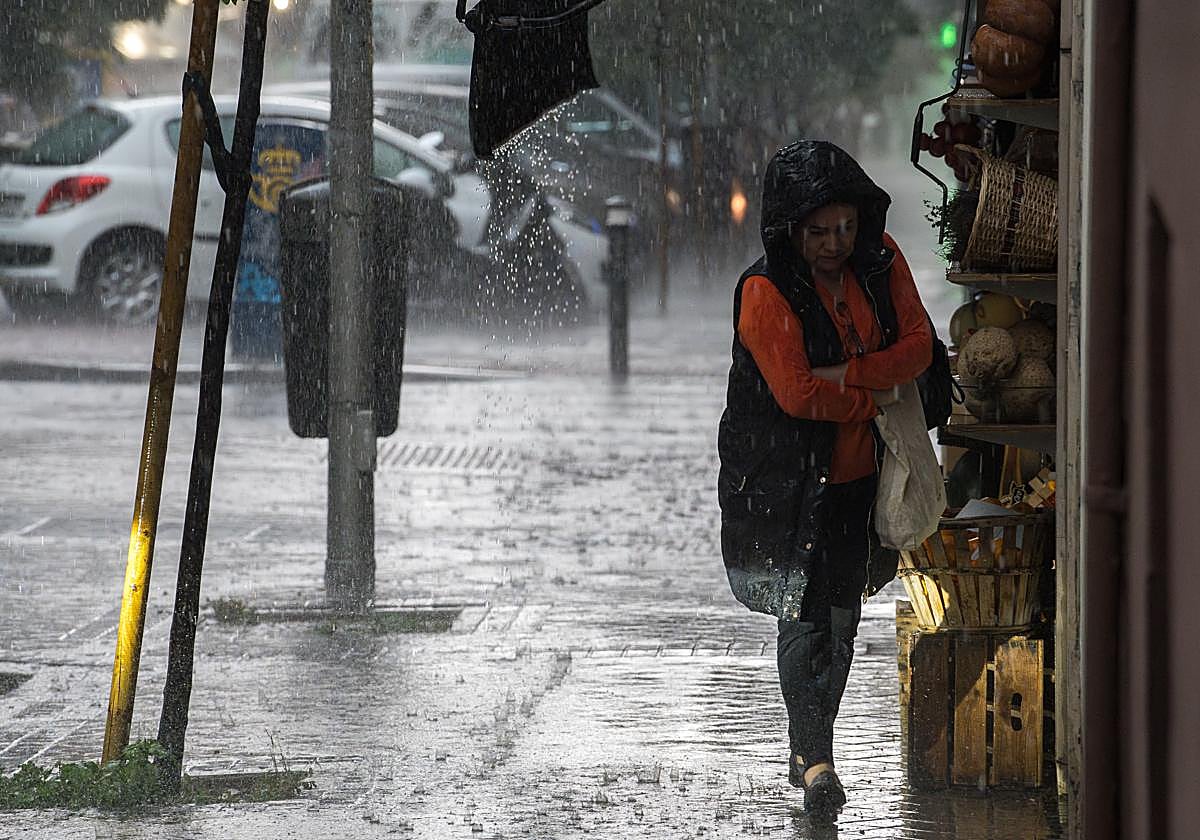 La Aemet avisa de la llegada de «tormentas muy fuertes» a España: estas son las zonas afectadas