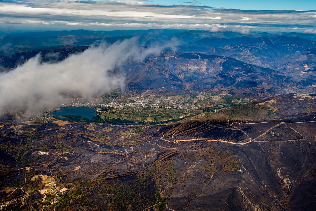 El incendio de Larouco es el mayor fuego de la historia de Galicia desde que hay registros: ha arrasado más de 30.000 hectáreas. El incendio forestal originado en esta localidad orensana traspasó la frontera natural del río Sil para adentrarse en Quiroga (Lugo) y en zonas limítrofes de la provincia de León