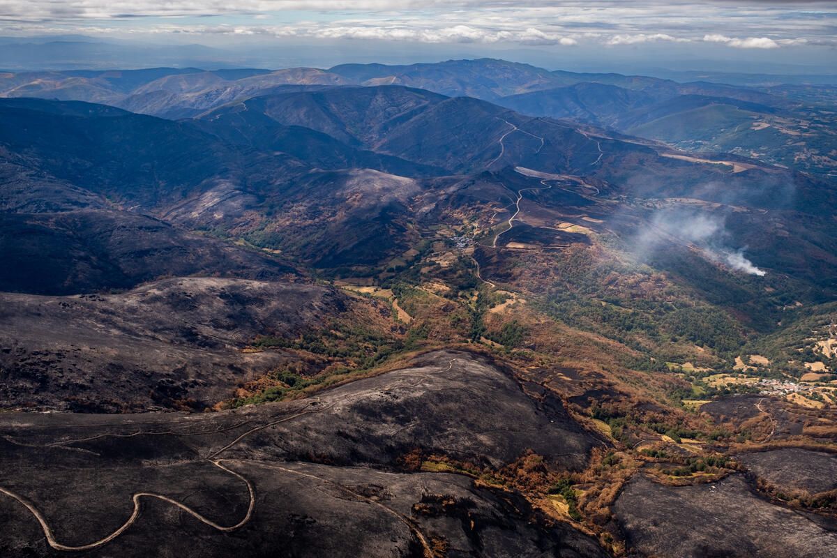 El Macizo Central Orensano se calcina tras el incendio en Chandrexa de Queixa, uno de los incendios más drásticos del verano y de Galicia desde que hay registros