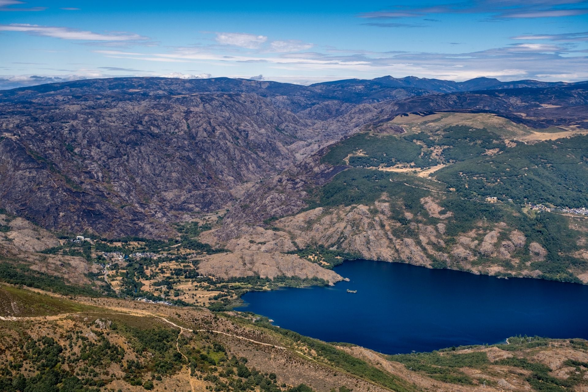 El parque natural del lago de Sanabria, calcinado en algunas zonas tras el incendio en Porto (Zamora) 