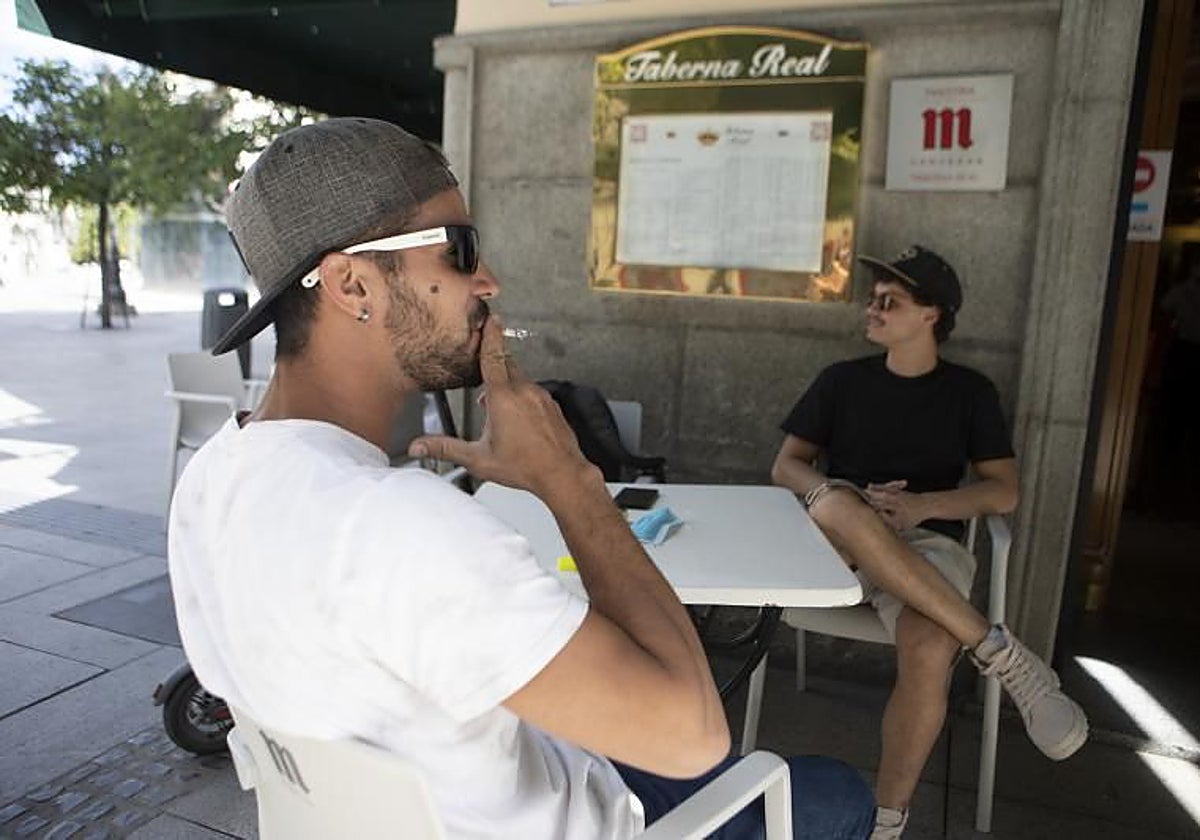 Fumadores en una terraza de una bar de Madrid