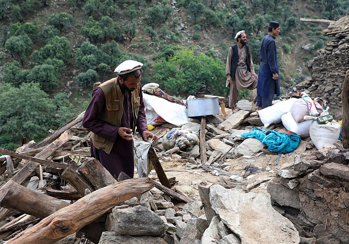 Afganos buscan entre los restos tras el terremoto de grado 6