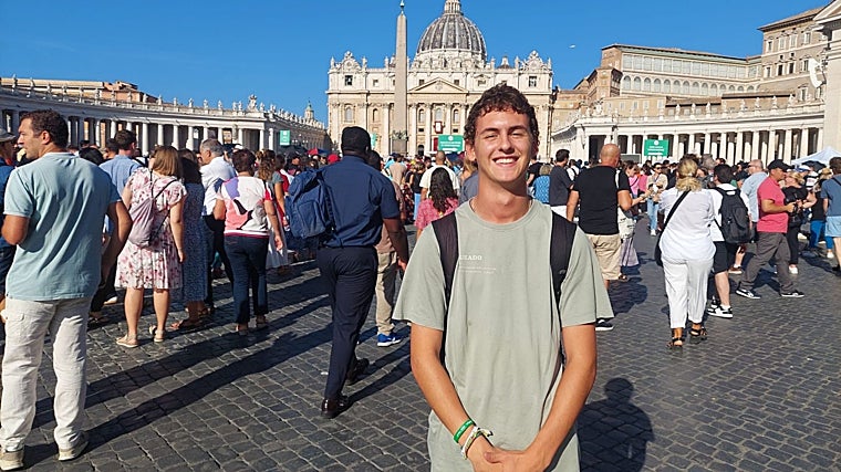 Andrés llega de Málaga y tiene 16 años, uno más que el santo