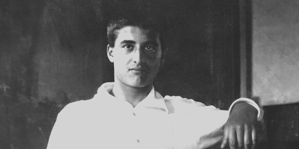 El otro nuevo santo, un estudiante de ingeniería enamorado de una española y apasionado de la política