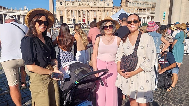 Jana junto a sus acompañantes, venidas desde Irlanda