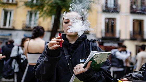 El Gobierno prohibirá fumar y vapear a los menores, con multas para sus padres