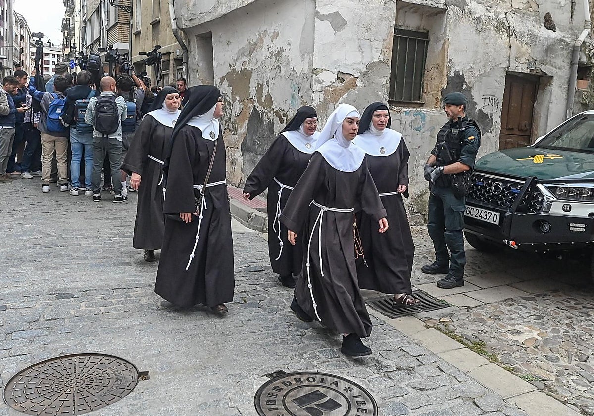 Las exmonjas de Belorado de camino a la vista del juicio verbal de desahucio