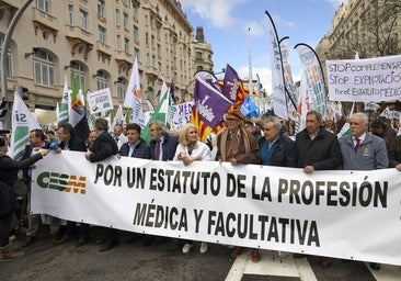 Los médicos calientan motores para la huelga contra el Estatuto Marco de Mónica García