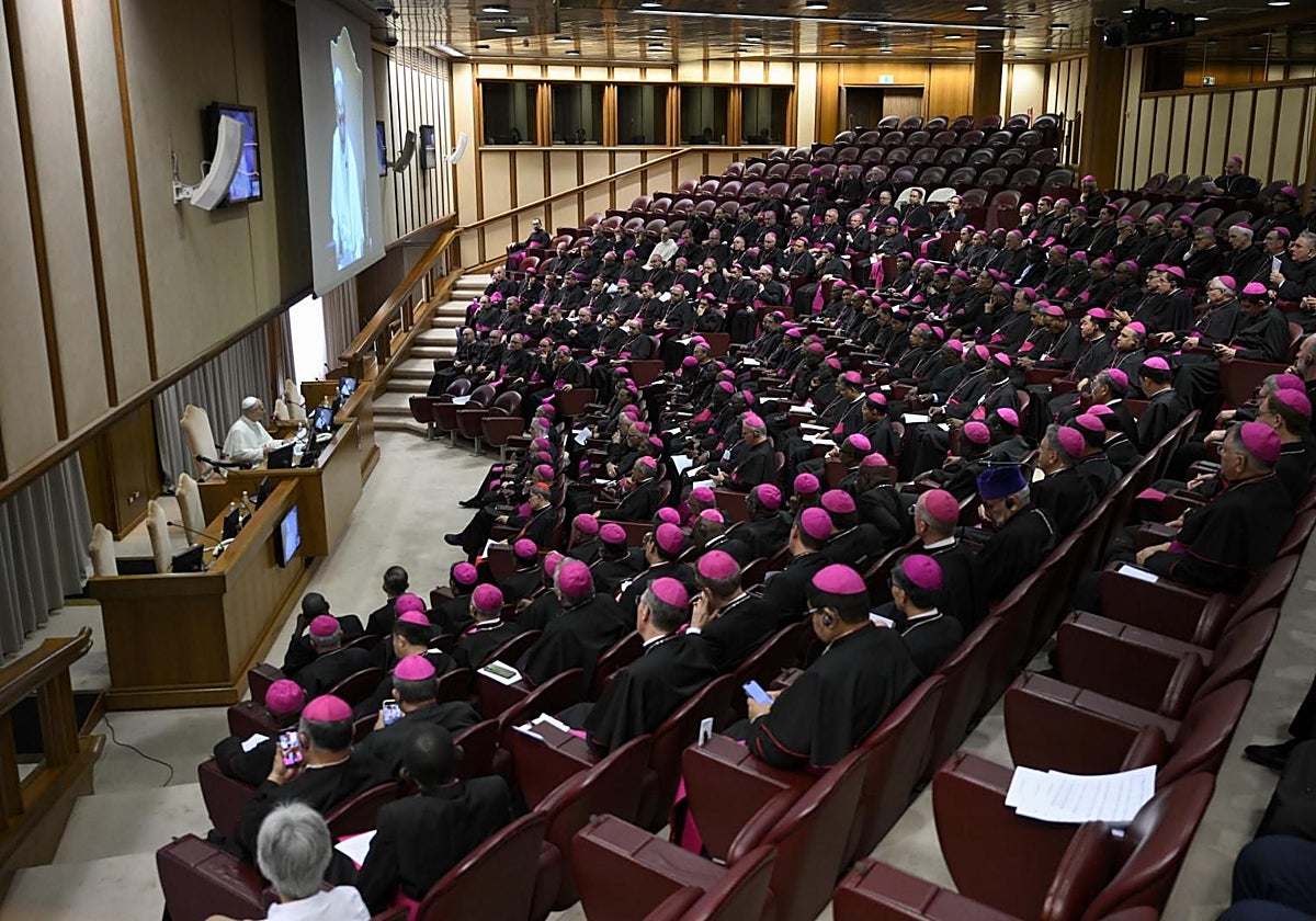León XIV durante una reunión con los nuevos obispos ordenados este año y los obispos misioneros