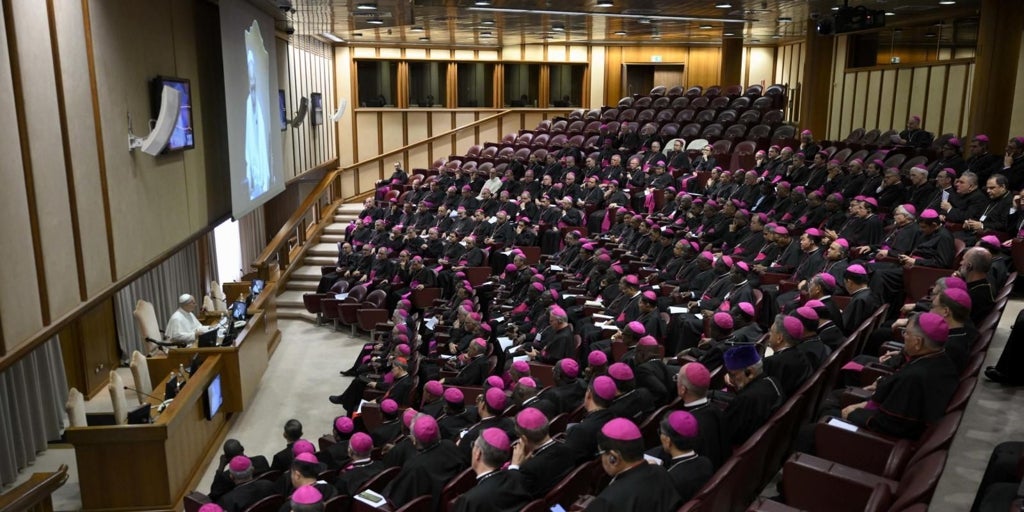 El Papa pide a los nuevos obispos «que no archiven en un cajón» los casos de abusos