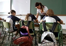 Sánchez anuncia la reducción de las horas de clase de los profesores y las ratios para neutralizar la huelga