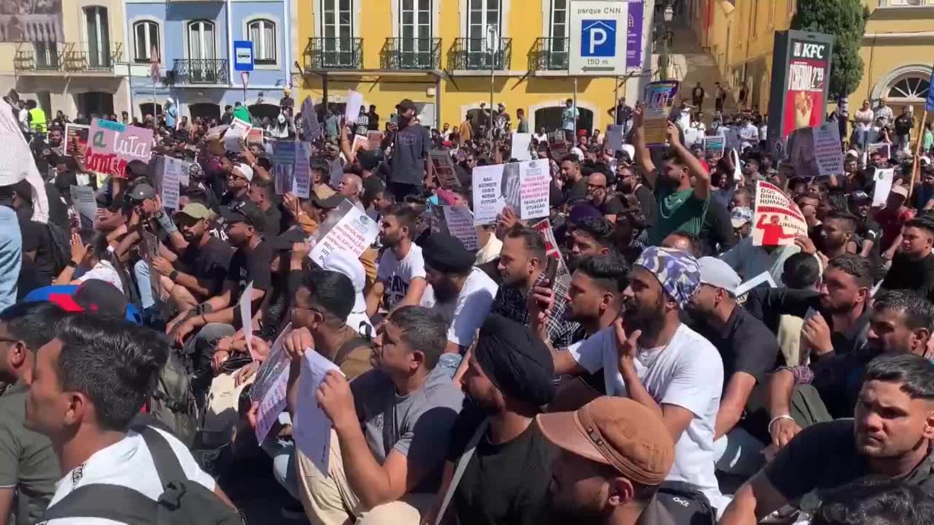 Cientos de personas se manifiestan frente al Parlamento luso para ...