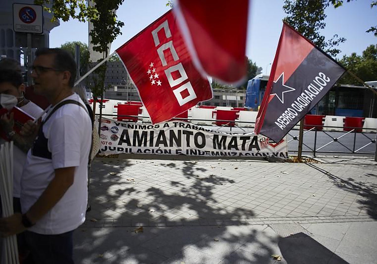 Manifestación por los afectados del amianto frente a los Juzgados de Plaza Castilla