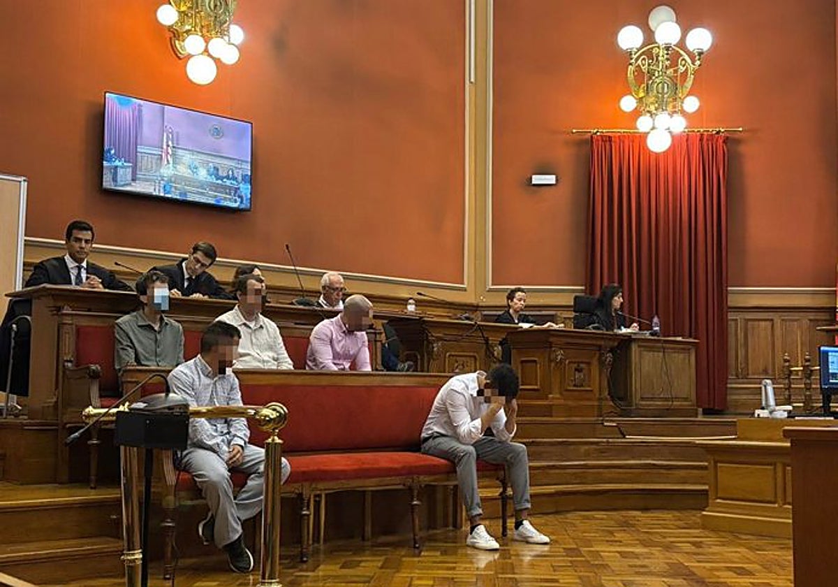 Los cinco integrantes de la manada de Castelldefels, en el banquillo de la Audiencia de Barcelona