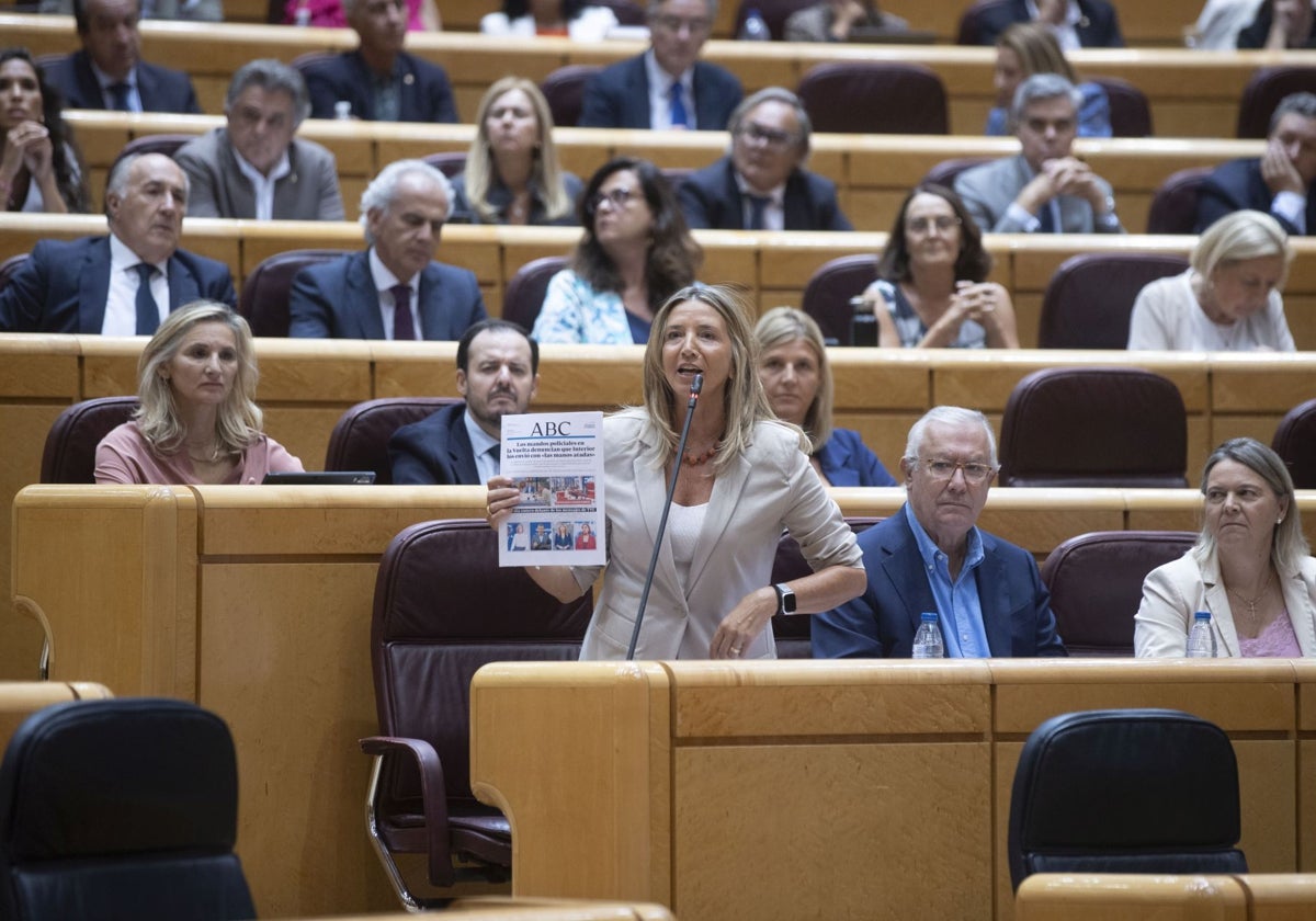 La portavoz del Grupo Parlamentario Popular en el Senado, Alicia García, en la sesión de control al Gobierno del martes, con una portada del diario ABC