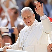 El Papa mantiene la doctrina sobre las personas LGTBI y pide «fortalecer» la familia tradicional