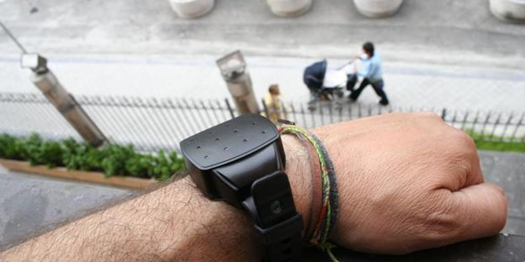 Cómo funcionan las pulseras antimaltrato que protegen a más de 4.500 mujeres de sus agresores