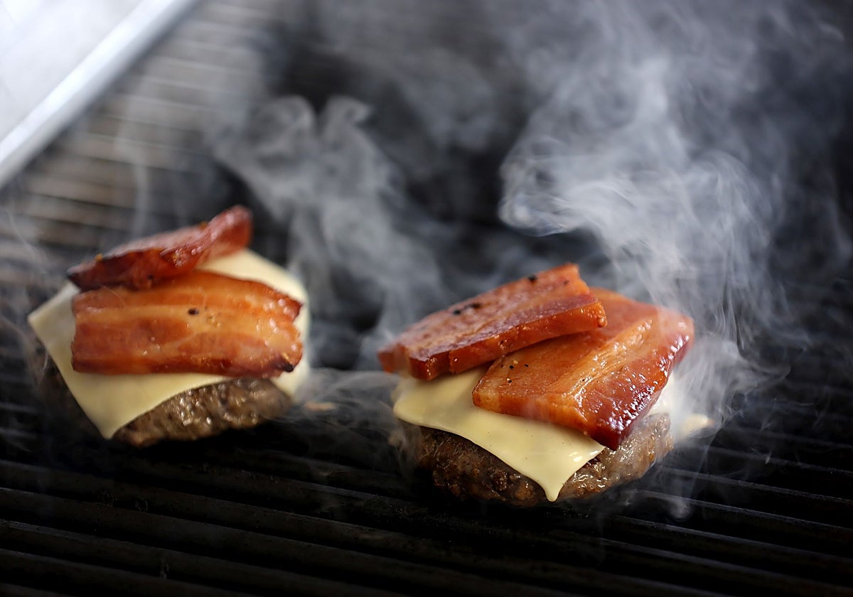 Un par de hamburguesas en una imagen de archivo