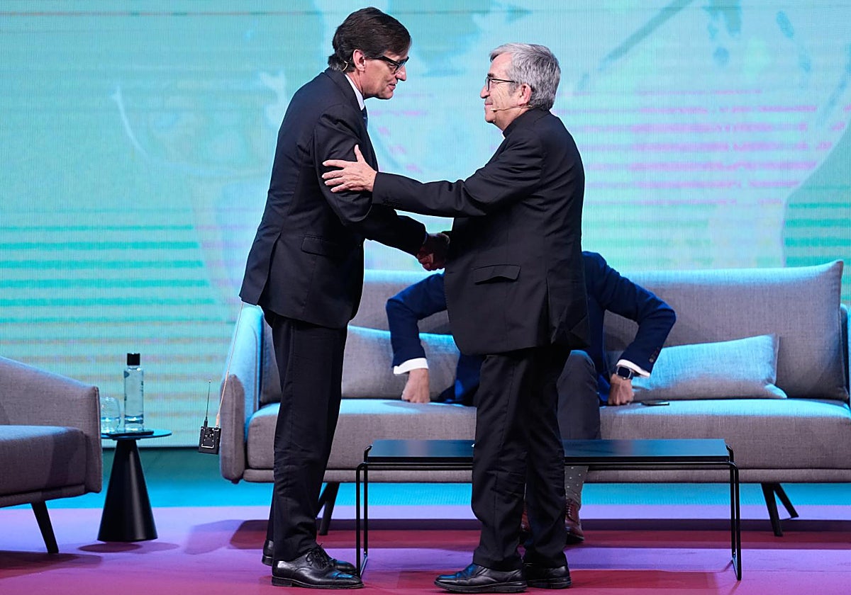 El presidente de la Generalitat, Salvador Illa (i), estrecha la mano del presidente de la Conferencia Episcopal, Luis Argüello