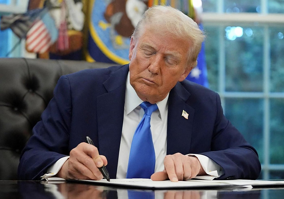 Donald Trump firmando una orden ejecutiva en la Casa Blanca