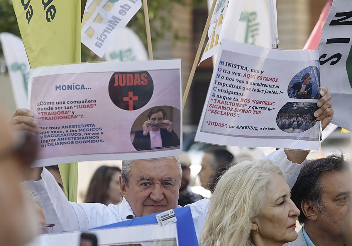 Concentración de sindicatos médicos, este martes, frente al Ministerio de Sanidad