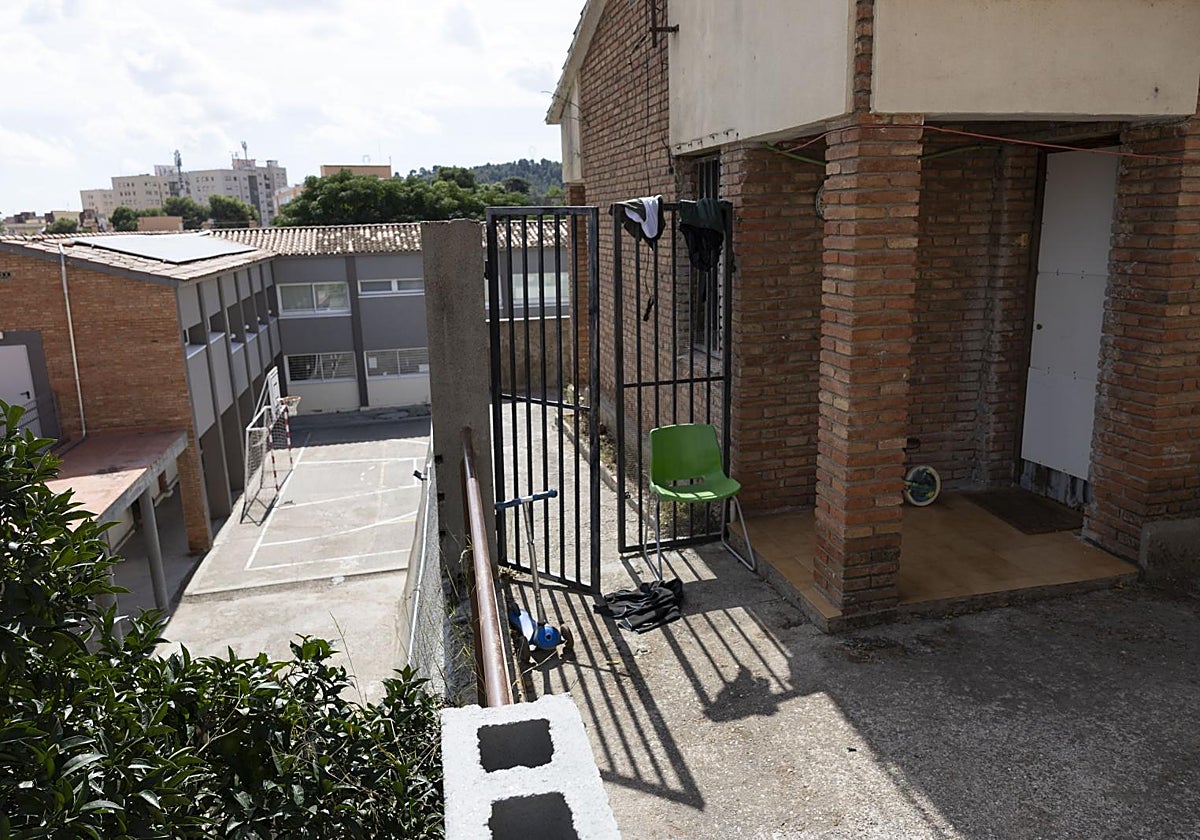 Imagen de la caseta okupada desde la que se puede acceder al patio a través de unas escaleras que han sido inhabilitadas por el Ayuntamiento