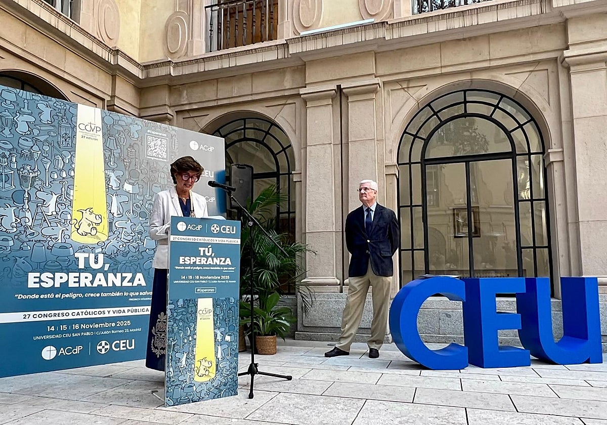 María San Gil, codirectora del congreso, en la lectura del manifiesto. Al fondo, José Masip, el otro codirector