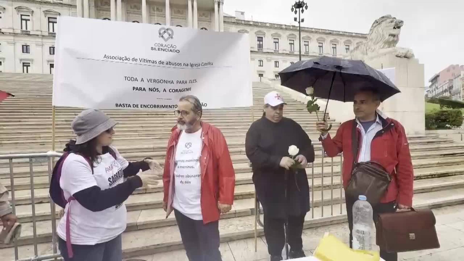 Un grupo de victimas de abusos en la Iglesia protestan por las ...