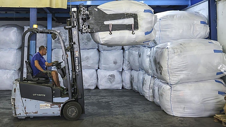 Cáritas se ahoga en su montaña de ropa usada
